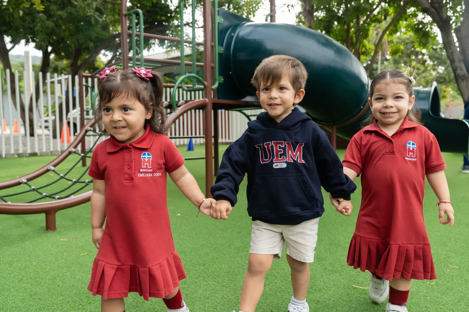 Niños de preescolar en el parque del campus Montfort, Vía a la Costa
