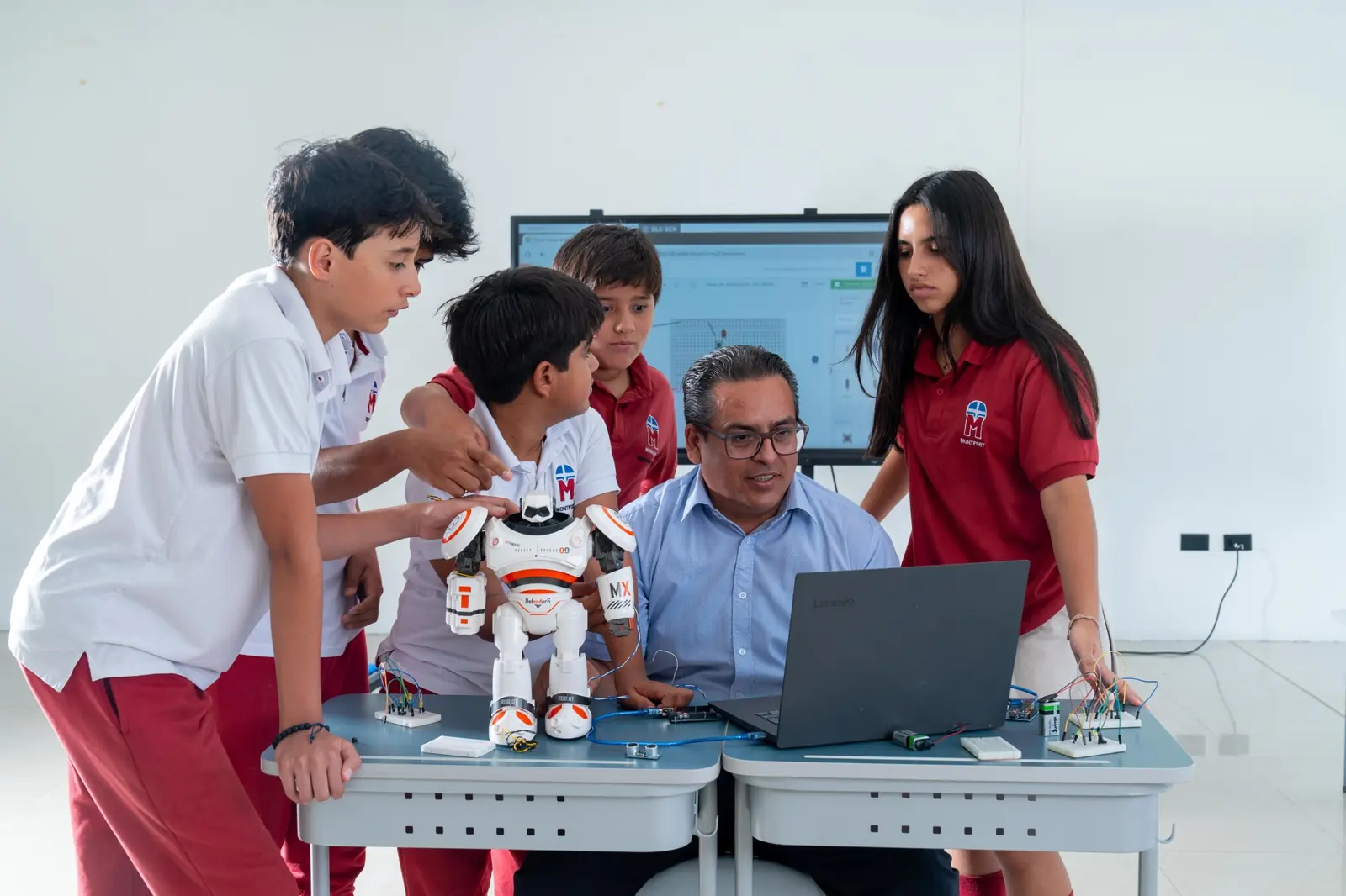 Estudiantes de Montfort en el STEAM Lab trabajando con robótica