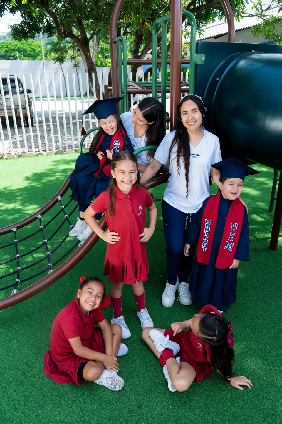 Docente con estudiantes de preescolar