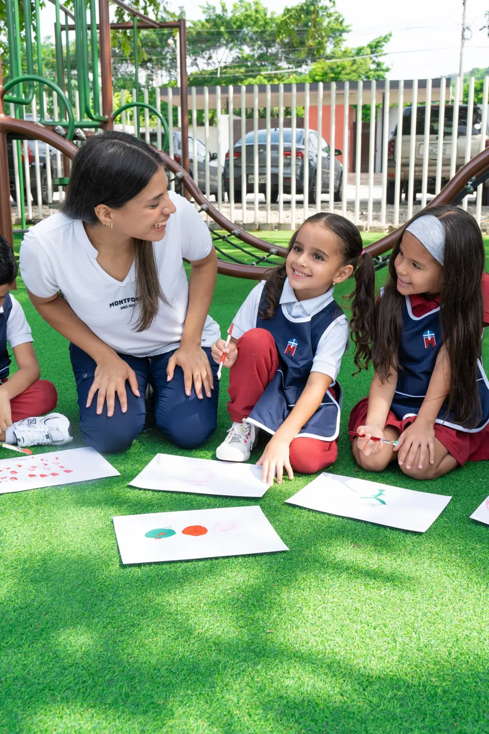 Docente acompañando a estudiantes de preescolar