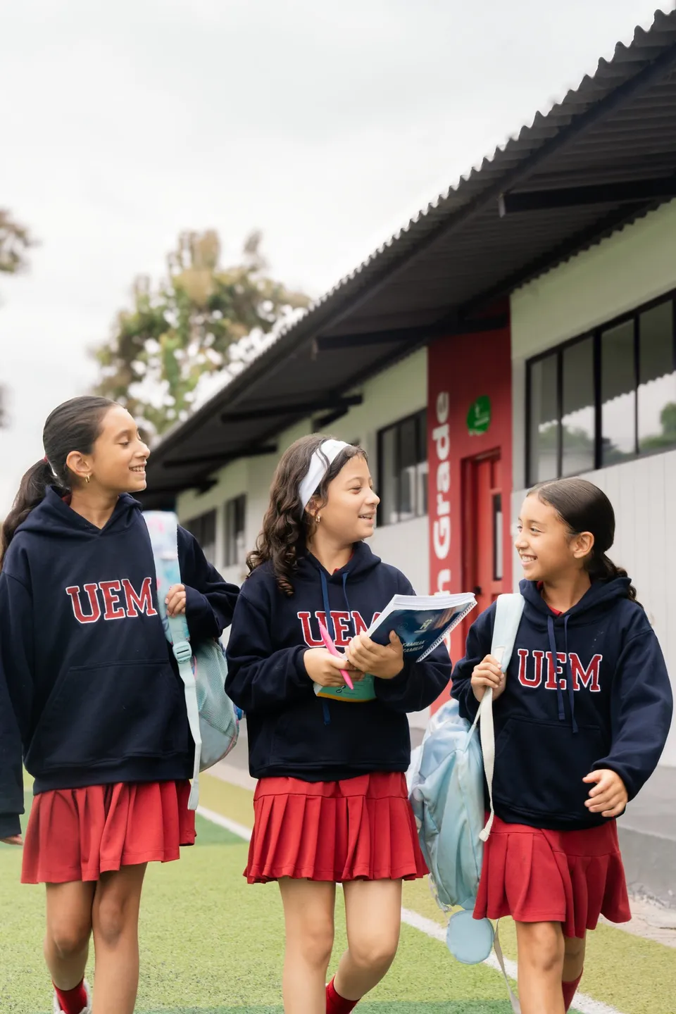 Estudiantes de primaria de Montfort caminando por el campus